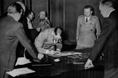Pak ale přišla zrada našich spojenců. Dne 30. září 1938 se představitelé Francie a Velké Británie dohodli s Hitlerem na obětování Československa a podepsali mnichovskou dohodu. Československo bylo svými dosavadními spojenci přinuceno vydat své pohraniční oblasti včetně pevností a těžké výzbroje bez boje. V případě, že bychom se nepodřídili tomuto diktátu a postavili se Němcům na odpor, byli bychom z jejich strany považováni za toho, kdo zavinil válku.