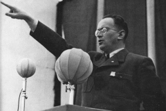 Vůdcem Říšské župy Sudety, jak byla většina uloupeného pohraničí nazvána se stal bývalý učitel tělocviku Konrád Henlein. Jak si tzv. sudetští Němci představují ochranu práv národnostních menšin poznalo záhy po Mnichovu zhruba 800 000 Čechů, kteří v pohraničí zůstali. Jediným úředním jazykem se stala němčina, všechny české nápisy byly zakázány, zastaveny byly všechny české noviny, české politické strany byly zakázány, byly zrušeny všechny české střední a učňovské školy a do německých nesměli být Češi přijímáni, počet českých obecných škol byl silně redukován a byly v nich zavedeny nové výukové osnovy v duchu nacistické ideologie, byly zakázány české spolky, divadelní představení, zábavy apod. Ve státní správě mohli být zaměstnáni pouze Němci. Dokonce i do čistě českých vesnic, kde nežil žádný Němec, byl dosazen německý starosta.