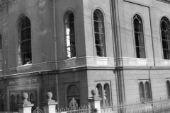 Synagoga v Malé Hradební ulici v Ústí nad Labem před a po pogromu během Křišťálové noci.