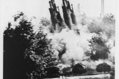 V ničení synagog a dalších židovských památek pokračovali Němci i po 15. březnu 1939 v nově vzniklém protektorátu Čechy a Morava. Na snímcích je bourání výstavné synagogy v Českých Budějovicích pomocí trhavin. Pikantní na tom bylo, že k nemalému rozladění místních Němců  zůstala po prvním odstřelu stavba stát, pouze se naklonily její věže. Teprve další odstřel dílo zkázy dokonal.